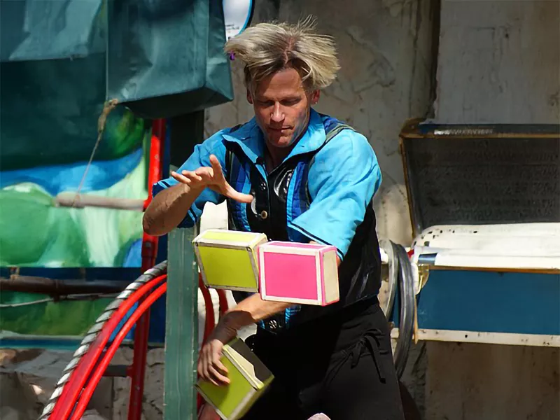 Award-winning juggler Brian Wendling
